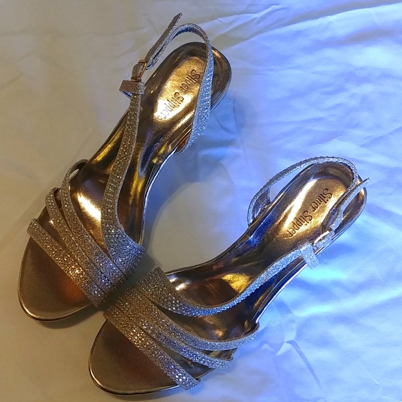 Beautiful Gold Heels. - Picture 3 of 8